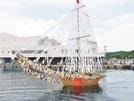 住民に見守られながら離岸するシャーラ船＝島根県西ノ島町浦郷、浦郷漁港