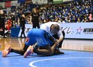 コートにつっぷして悔しがるペリン・ビュフォードに駆け寄るポール・ヘナレ監督