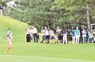 女子プロのアプローチショットの行方を追う観客ー鳥取県伯耆町丸山、大山平原ゴルフクラブ