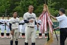 優勝旗を受け取る石見智翠館の選手（中央）＝米子市、どらドラパーク米子市民球場