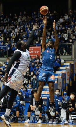 【第３６戦・島根ー琉球】第３クオーター、島根のペリン・ビュフォード（右）が３点シュートを放つ＝松江市総合体育館
