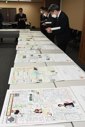 第12回しまね小中学生新聞コンクールで入賞作品を選ぶ審査員