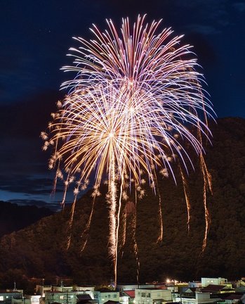 「ええなぁまつりかわもと」で打ち上げられた花火＝島根県川本町川本