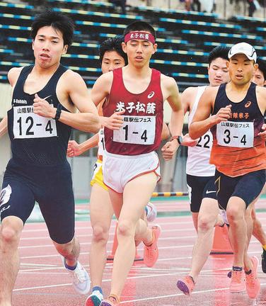 アスリート駅伝４区で、序盤で首位に躍り出ようとする米子松蔭高校の勝部愛大（中央）＝松江市営陸上競技場