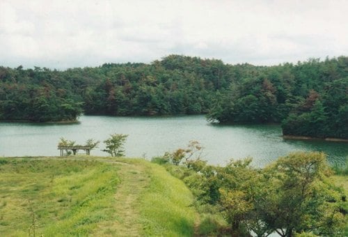 「夕陽（ゆうひ）を招く長者」の舞台になった益田市の蟠竜湖（資料）