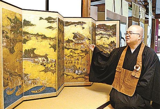 「日吉山王祭礼図」を紹介する醍醐靖幸副住職＝安来市清井町、雲樹寺