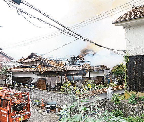 炎を上げる民家＝１８日午前７時５０分ごろ、浜田市三隅町古市場