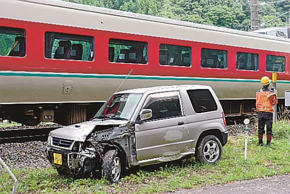 後方のやくもと接触し、破損した軽自動車＝１３日午前９時、鳥取県江府町武庫（画像の一部を加工しています）