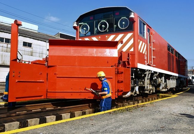 ボルトの緩みを検査する係員＝米子市目久美町、後藤総合車両所運用検修センター