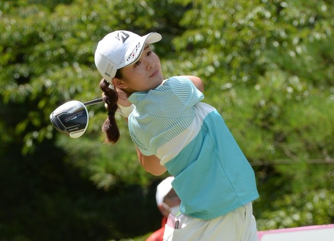通算６アンダーで単独トップとなった川崎春花＝大山平原ゴルフクラブ