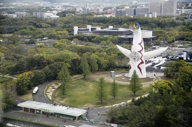 大阪府吹田市の万博記念公園。右は太陽の塔