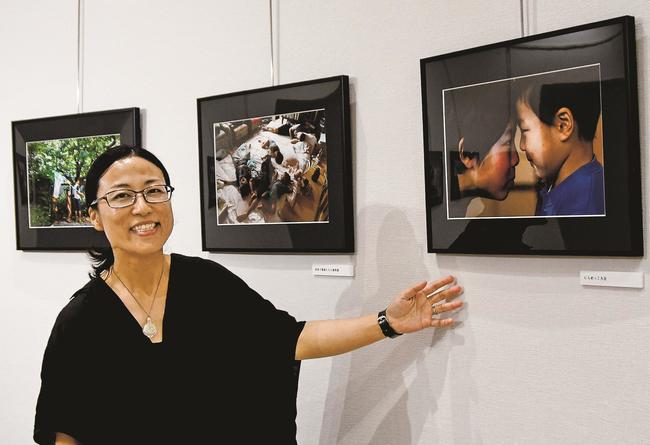 作品を紹介するなかにしみづほさん＝安来市安来町、和鋼博物館市民ギャラリー