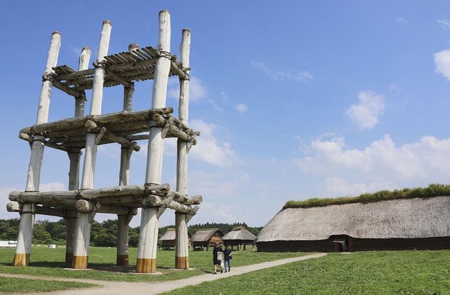 縄文時代に触れられる三内丸山遺跡の大型掘立柱建物（左）と大型竪穴建物（右）＝２０２３年７月、青森市
