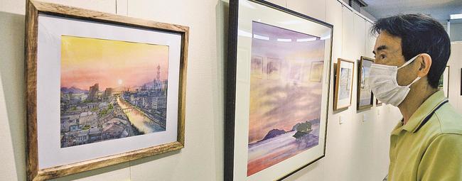 作品を鑑賞する来場者＝松江市東朝日町、中国電力ふれあいホール