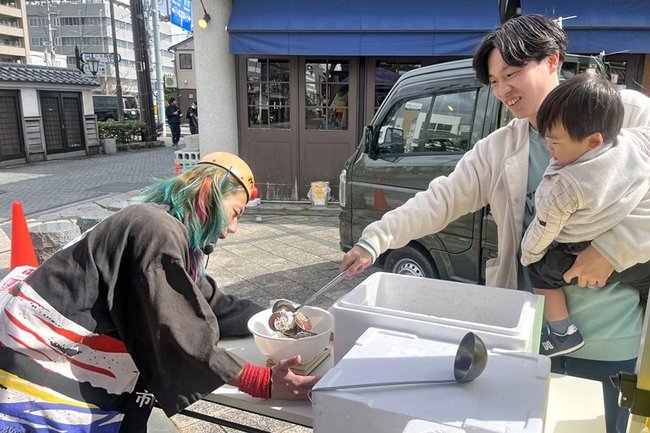 海鮮フェスでホタテすくいに挑戦する来場者=松江市末次本町、京店カラコロ広場