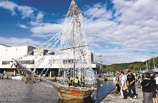 多くの人に見送られるシャーラ船＝島根県西ノ島町浦郷、浦郷漁港