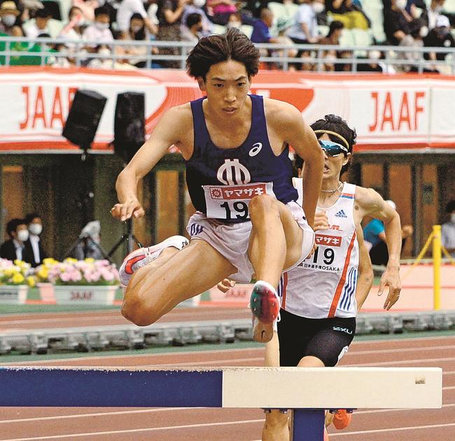 日本選手権男子３０００メートル障害決勝で足をかけないでハードルを跳び越える三浦龍司＝ヤンマースタジアム長居