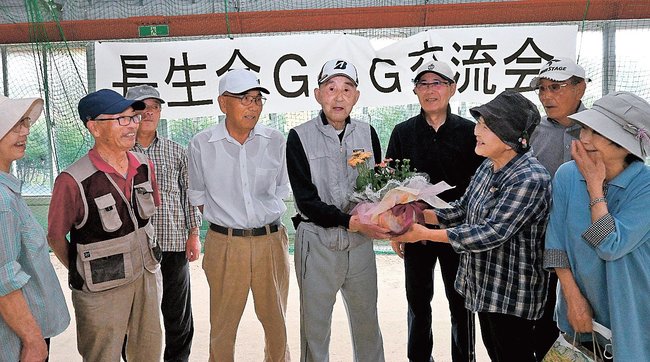 田中親孝さん（中央）の白寿を祝う会員ら＝出雲市西林木町、すぱーく出雲