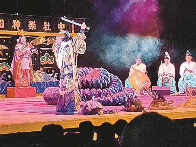 大蛇を披露する益田市の石見神楽上吉田保存会＝大阪府豊中市、市立文化芸術センター