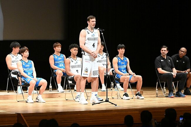 ファンに向けて決意表明するニック・ケイ(中央)=松江市殿町、島根県民会館