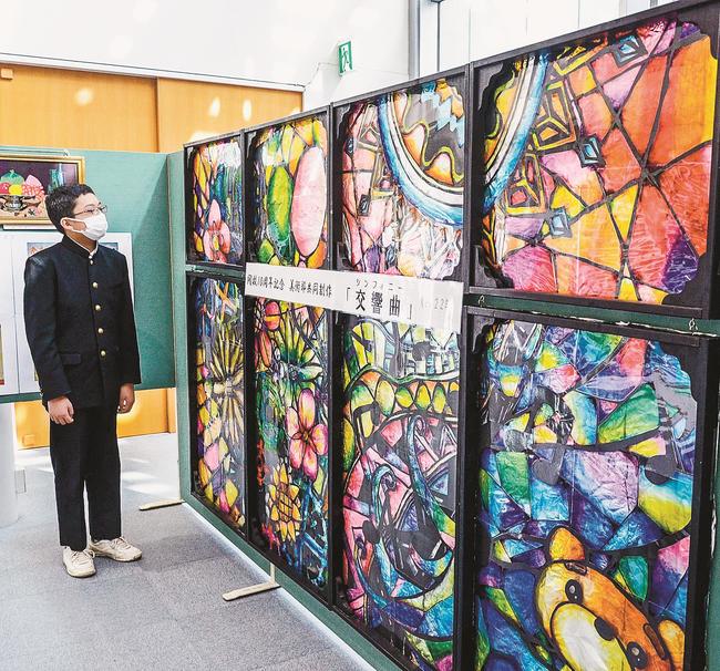 ステンドグラス風に仕上げた作品に見入る来場者＝出雲市今市町、出雲科学館