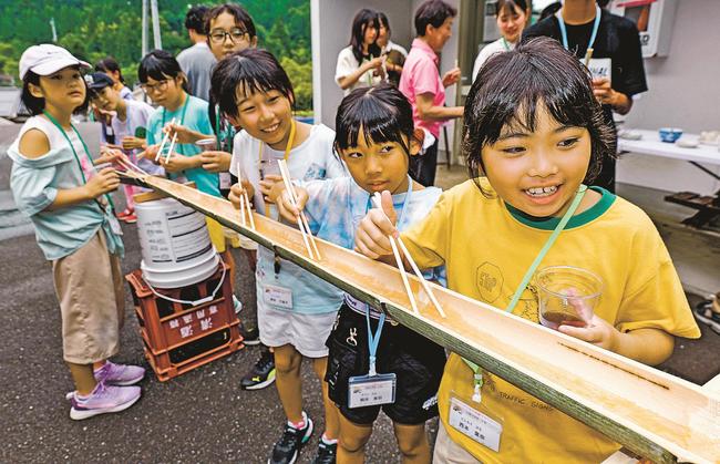 流しそうめんを楽しむ子どもたち＝島根県美郷町九日市、沢谷交流センター