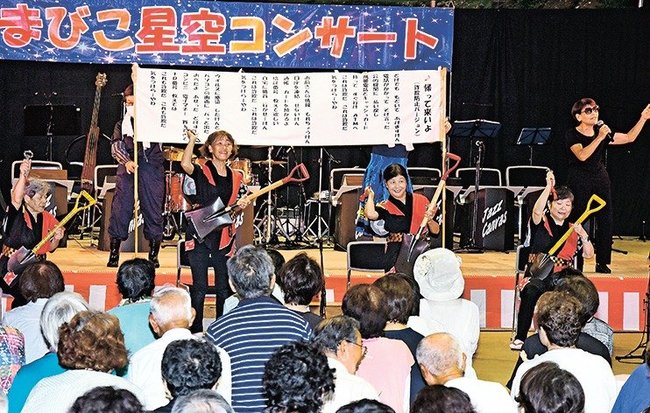 詐欺被害の防止を呼びかける「出雲弁大好き伝え隊おんぼ・らあと」のメンバー＝出雲市佐田町一窪田、飯の原農村公園吉栗の郷