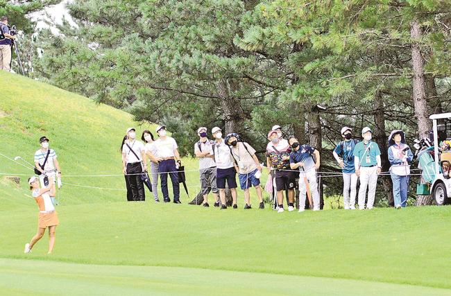 女子プロのアプローチショットの行方を追う観客ー鳥取県伯耆町丸山、大山平原ゴルフクラブ