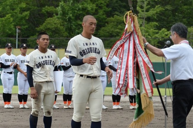 優勝旗を受け取る石見智翠館の選手（中央）＝米子市、どらドラパーク米子市民球場