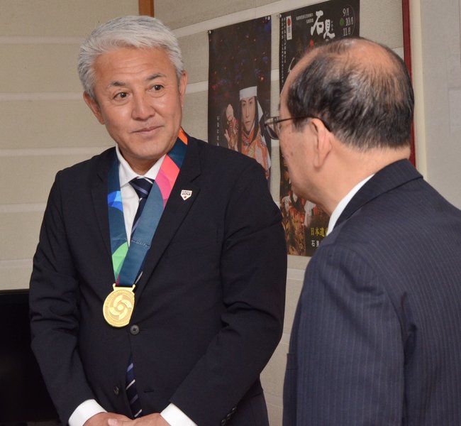 ＷＢＣの優勝メダルを掲げ久保田章市市長（右）に報告する清水雅治さん＝浜田市殿町、市役所
