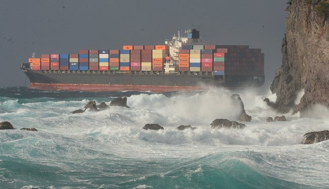沖合いで漂流するコンテナ船