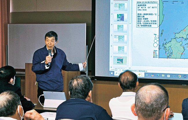 災害発生への備えを説明する桂木正則代表∥益田市中島町、市立水防センター