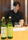 
          
新酒（手前）など島根ワイナリーのワインに舌鼓を打つ和田毅さん＝出雲市大社町菱根、同社
        
