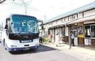 江南駅前に到着した代替バスから列車に乗り換える乗客＝出雲市湖陵町三部