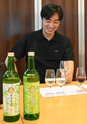 新酒（手前）など島根ワイナリーのワインに舌鼓を打つ和田毅さん＝出雲市大社町菱根、同社