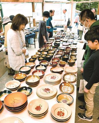 春のやきもの祭りで食器などを買い求める来場者＝大田市温泉津町温泉津、椿窯