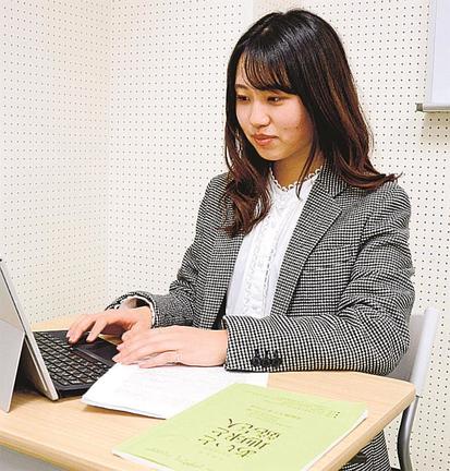あいと地球と競売人の台本を英訳する永島萌絵さん＝松江市西川津町、島根大