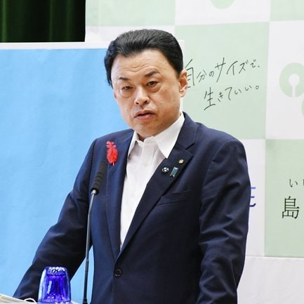 定例会見で、最低賃金の引き上げを訴える政策に注文を付ける丸山達也知事＝松江市殿町、島根県庁