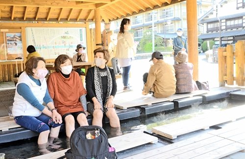 観光客でにぎわう玉造温泉街＝３月下旬、松江市玉湯町玉造