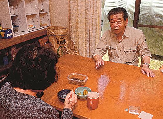 自宅で妻タズコさんと会話する秦美幸さん