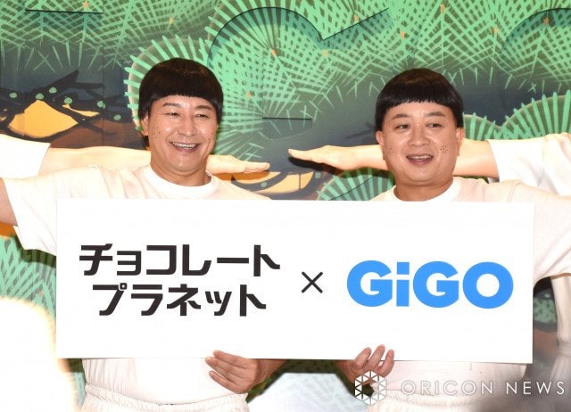リアルすぎる等身大フィギュアに大興奮を見せた（左から）長田庄平、松尾駿 （C）ORICON NewS inc.
