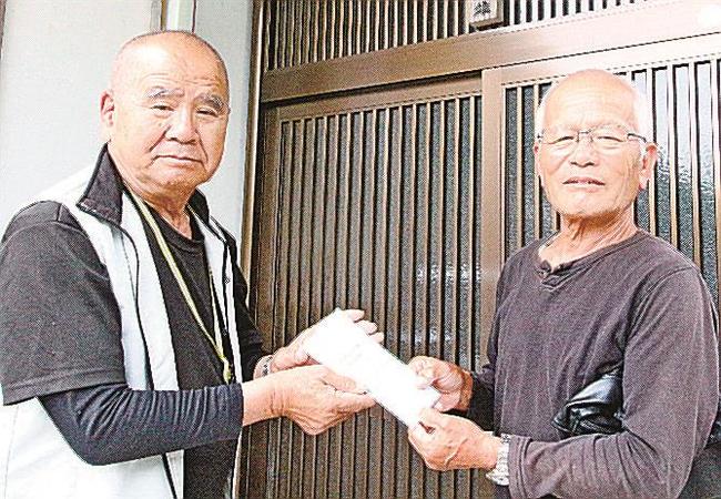 青木辰雄さん（右）に集落活性化資金を手渡す大羽博さん＝島根県津和野町寺田