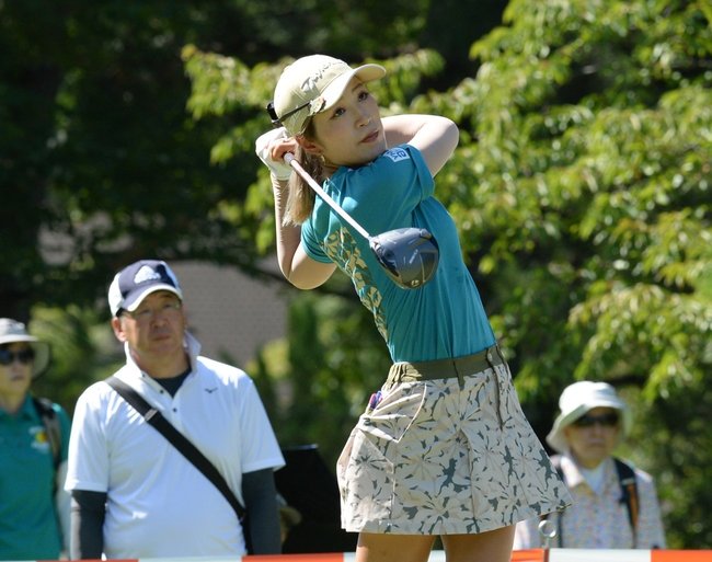 1番でティーショットを放つ大西葵=大山平原ゴルフクラブ