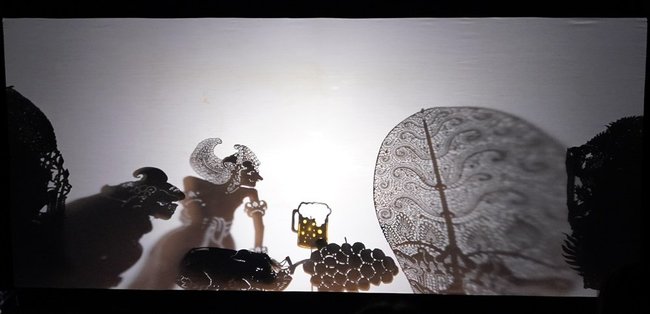 精緻な透かし彫りを施された人形