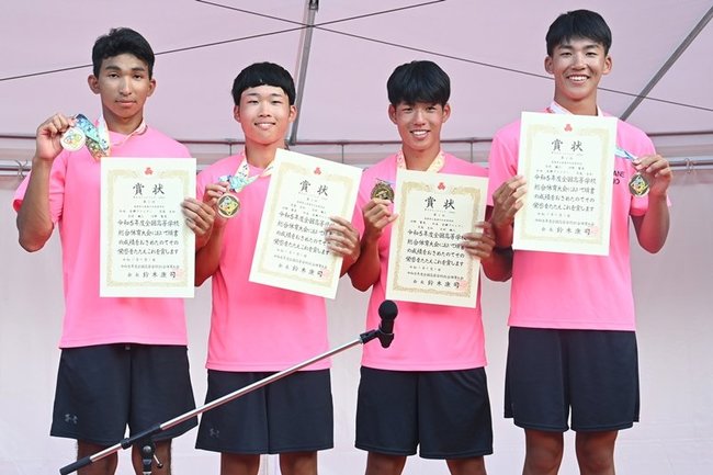 カヌースプリント・男子カヤックフォア５００メートルで優勝した島根中央のメンバー（左から松本貢輝ブライアン、児島生知、河野賢晃、吉村颯人）＝山形県西川町、月山湖カヌースプリント競技場