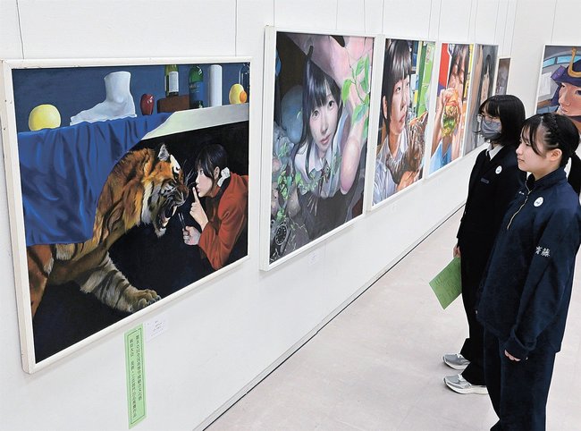 作品を鑑賞する生徒たち=松江市袖師町、島根県立美術館