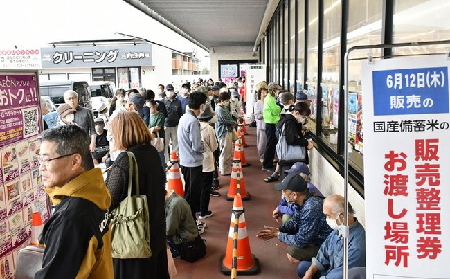 店舗前で整理券を受け取って開店を待つ大勢の来店客＝出雲市稲岡町、マックスバリュ川跡店