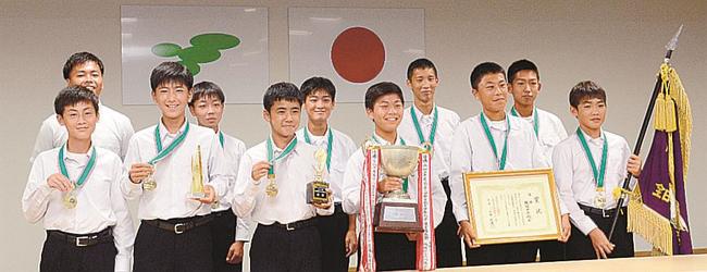 全日本中学生ホッケー選手権で優勝した横田中学校男子ホッケー部の選手たち＝島根県奥出雲町三成、同町役場仁多庁舎