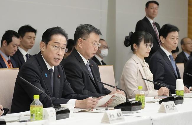 こども未来戦略会議で発言する岸田文雄首相（左端）＝11日、首相官邸