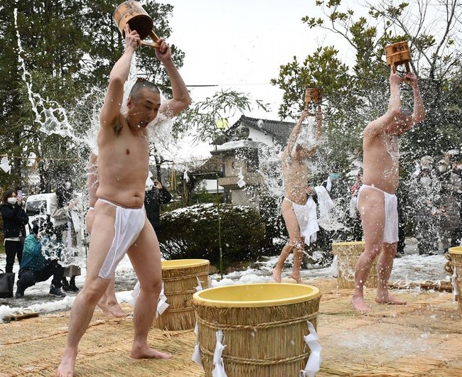 勢いよく水をかぶる僧侶たち＝出雲市馬木町、馬木不動尊光明寺